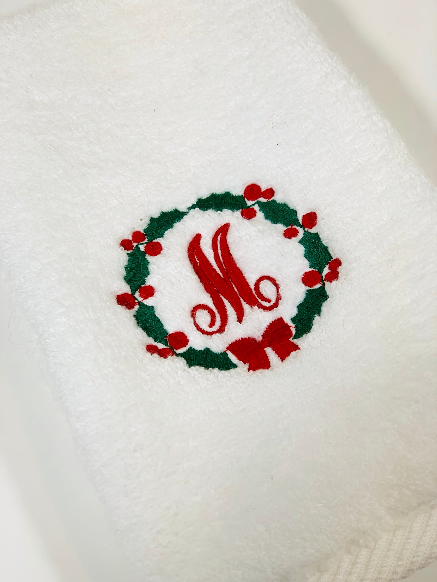 HOLLY WREATH GUEST TOWEL